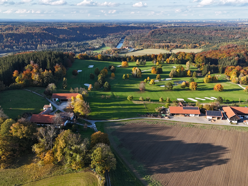 Drohnenbild mit Blick auf den Ortsteil Deigstetten mit Golfplatz