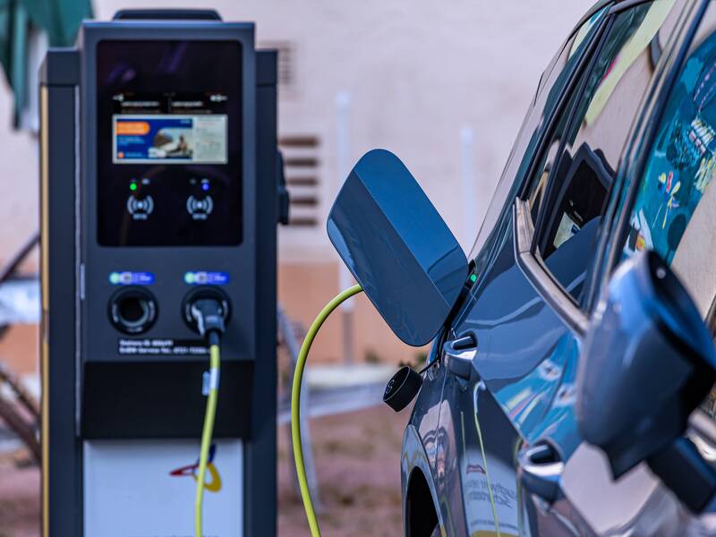 E-Ladestation Front mit Fahrzeug