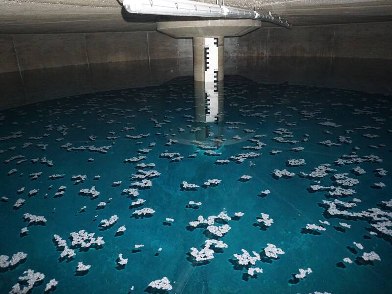 Innenansicht eines Wasserhochbehälters mit Füllstandanzeige