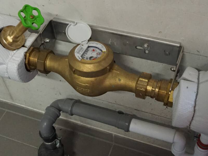 Ansicht eines Wasserzählers in einem Kellerraum
