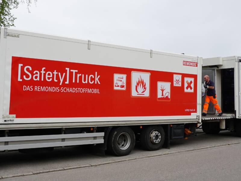 Giftmobil LKW mit Anhänger parkt an einer Straße