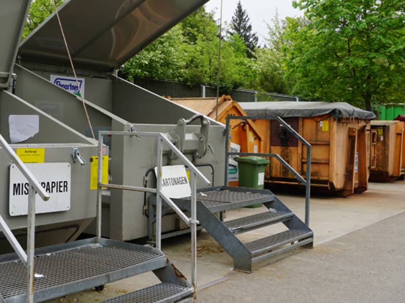 Verschiedene Container des Wertstoffhofes