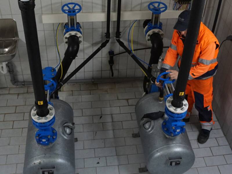 Monteur bei der Arbeit im Pumpwerk Deininger Weiher