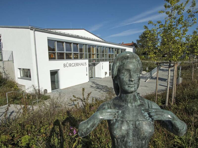 Tänzerin vor Bürgerhaus im Sommer